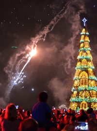 Vánoční strom v Rio de Janeiru. Kolem vodní plochy Lagoa bylo na začátek adventu opravdu plno