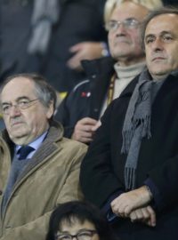 Předseda UEFA Michel Platini (vpravo) čelí dalšímu podezření z korupce