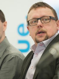 Zdeněk Skružný florbalovou reprezentaci sám 8 let vedl, nyní u ní působí jako asistent trenéra