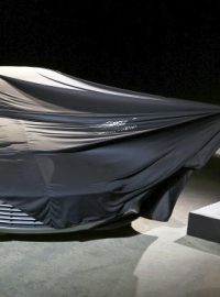Režisér Sam Mendes odhaluje automobil Aston Martin DB10