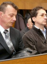 U krajského soudu v Ostravě začal soud se čtveřicí nelegálních výrobců tabáku, na snímku obžalovaní Pavel Ondra (vpravo) a Václav Ermis (vlevo)