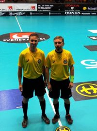 Florbaloví rozhodčí Petr Černý (vlevo) a Jiří Janoušek na mistrovství světa ve švédském Göteborgu