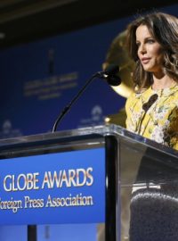 Kate Beckinsale v kalifornském Beverly Hills vyhlašuje nominace 72. ročníku Zlatých Glóbů