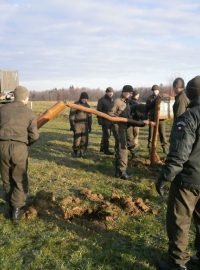 Do areálu muničního skladu ve Vrběticích přijela asi stovka vojáků. Na snímku připravují vojáci plochu pro hlídkové stanoviště