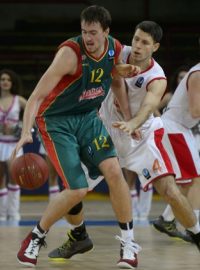 Ondřej Balvín (vlevo) ze španělského týmu Baloncesto Sevilla a Petr Benda z ČEZ Basketball Nymburk bojují o míč