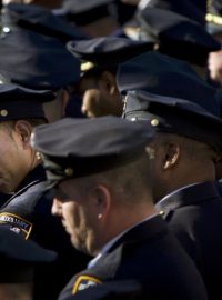Desetitisíce lidí se v New Yorku rozloučily s jedním z dvojice zavražděných policistů