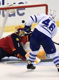 NHL: Český obránce v dresu Toronta Roman Polák překonává brankáře Floridy Roberta Luonga. Ani Polákův gól však Maple Leafs na body nestačil