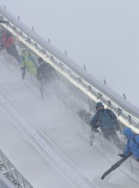 Pořadatelé udržují nájezdovou stopu během přerušení v Oberstdorfu