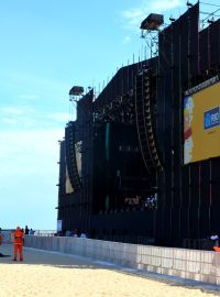 Hotové pódium na pláži Copacabana