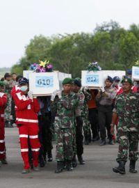 Záchranáři našli v Jávském moři už 16 těl obětí letecké havárie společnosti AirAsia