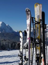Lyže odložené u sjezdovky v tyrolském skiareálu Seefeld