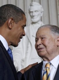 Edward Brooke, na smínku s americkým prezidentem Barackem Obamou