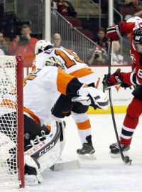 Jaromír Jágr střílí svůj třetí gól do sítě Philadelphie a kompletuje hattrick