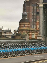 Bikesharing v Londýně v okolí stanice Waterloo