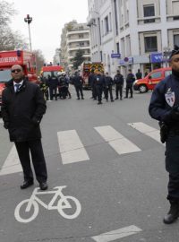 Francie, Paříž. V okolí redakce Charlie Hebdo, kterou napadli teroristé, dál hlídkuje policie