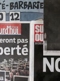 Francie. Titulní stránky novin byly den po útoku černé. Redakce tak daly najevo solidaritu s týdeníkem Charlie Hebdo