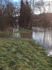 Řeka Šlapanka v Mírovce na Vysočině se vylila z břehu