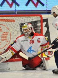 Plzeňský Dominik Simo prostřeluje v rozhodujícím nájezdu olomouckého gólmana Jiřího Trvaje