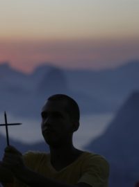 Brazílie, Niteroi. Demonstrace lidí proti teroristickému útoku na redakci francouzského týdeníku Charlie Hebdo. Snímek je ze čtvrtka 8. ledna, další shromáždění za svobodu slova se v Brazílii uskutečnila o víkendu