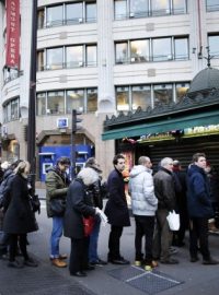 Pařížané stáli u stánků v dlouhých frontách ještě před otevřením
