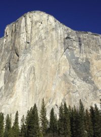 Američtí horolezci Tommy Caldwell a Kevin Jorgeson vylezli na prakticky hladkou skalní stěnu El Capitan