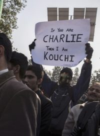 Proti francouzskému týdeníku Charlie Hebdo se protestuje v řadě muslimských zemí