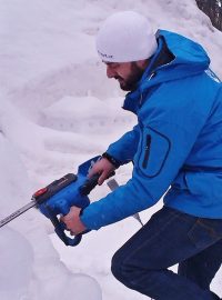 Ondřej Benč tvoří ledovou sochu snowboardisty