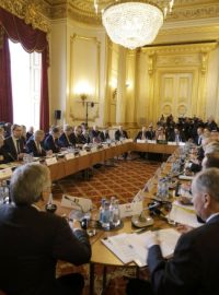 K projednání postupu proti IS se v Londýně sešlo 21 ministrů zahraničí