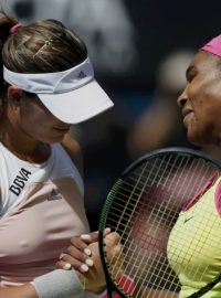 Serena Williamsová utěšuje u sítě Garbiňe Muguruzaovou