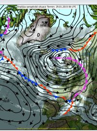 Synoptická mapa ČHMÚ zachycuje tlakovou níži, která ovlivňuje počasí u nás. Její střed je nad Skandinávií