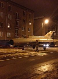 Centrem Olomouce v noci jezdila stíhačka MIG 21