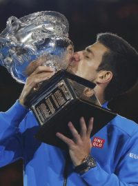 Srbský tenista Novak Djoković s trofejí pro vítěze Australian Open