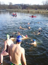 V pražské Chuchli soutěžily desítky otužilců a sportovců v nové disciplíně - kryatlonu