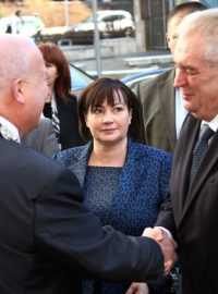 Prezident Miloš Zeman (vpravo) s manželkou Ivanou zahájili návštěvu Ústeckého kraje. Na snímku je před budovou krajského úřadu v Ústí nad Labem vítá hejtman Oldřich Bubeníček