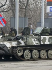 Proruští rebelové s protiletadlovým systémem Strela-10 v Donětsku