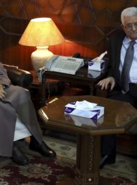 Šejch Ahmad Tájib (vlevo) s palestinským prezidentem Mahmúdem Abbásem (archivní foto)