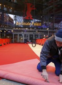 Pracovníci pokládají červený koberec před zahájením filmového festivalu Berlinale