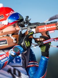 Veronika Vítková při střelbě během sprintu v Novém Městě na Moravě