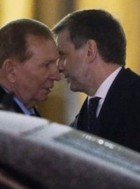 Bývalý ukrajinský prezident Leonid Kučma a ruský velvyslanec na Ukrajině Michail Zurabov po schůzce kontaktní skupiny v Minsku