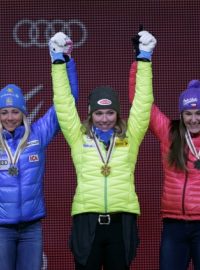 Šárka Strachová (vpravo) se raduje na stupních vítězů společně s vítězkou Mikaelou Shiffrinovou (uprostřed) a stříbrnou Fridou Hansdotterovou