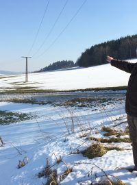 Hartmut Tanneberger z občanského sdružení Za čistý vzduch v Krušnohoří. Ukazuje, odkud smradlavý vzduch z Česka přichází