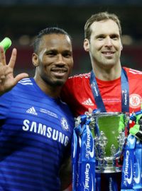 Petr Čech a Didier Drogba s pohárem pro vítěze anglického Ligového poháru