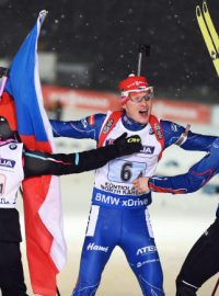 Zlatá radost v cíli štafetového závodu - Veronika Vítková, Ondřej Moravec, Gabriela Soukalová