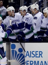 Radim Vrbata přijímá gratulace od spoluhráčů, vstřelil dva góly Vancouveru