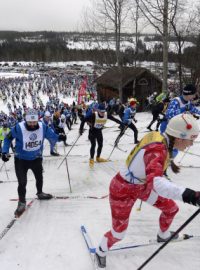 Závodníci běží legendární Vasaloppet ve švédském Salenu