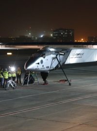 Solar Impulse 2 se připravuje na cestu kolem světa v Abú Dhabí