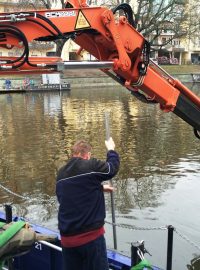 Hydraulické rameno na lodi Mýval