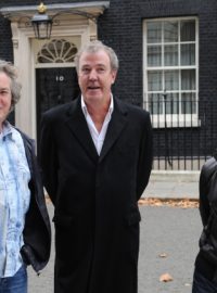 Moderátoři pořadu Top Gear zleva: James May, Jeremy Clarkson, Richard Hammond