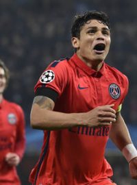 Thiago Silva se raduje z gólu, který zajistil PSG postup do čtvrtfinále Ligy mistrů