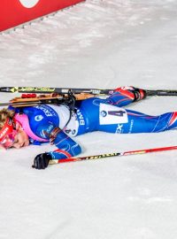 Stříbrná Gabriela Soukalová se v cílové rovince vydala ze všech sil a za cílem dlouho ležela na sněhu